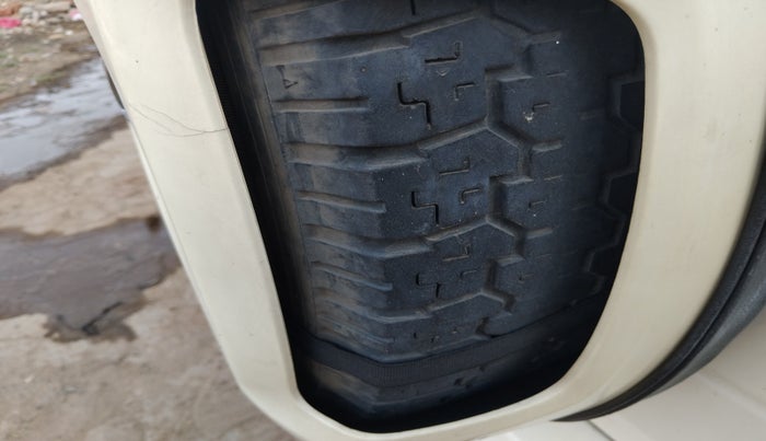 2017 Mahindra TUV300 T8, Diesel, Manual, 1,02,200 km, tyre