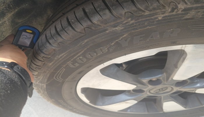 2018 Mahindra ALTURAS G4 4WD AT, Diesel, Automatic, 1,83,106 km, tyre