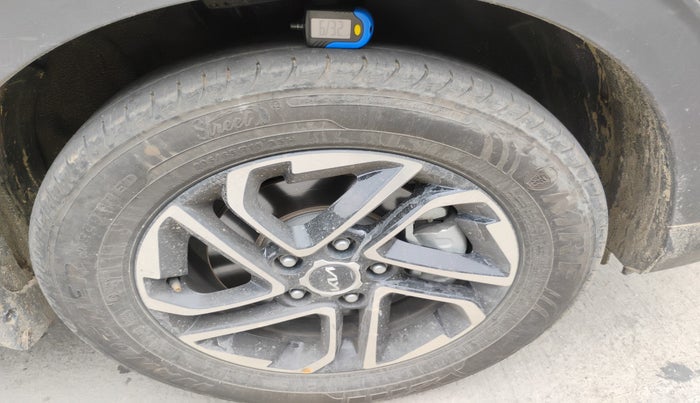 2022 KIA CARENS PRESTIGE PLUS 1.4 PETROL 7 STR, Petrol, Manual, 8,729 km, tyre