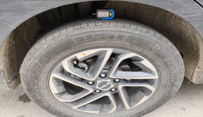 2022 KIA CARENS PRESTIGE PLUS 1.4 PETROL 7 STR, Petrol, Manual, 8,729 km, tyre