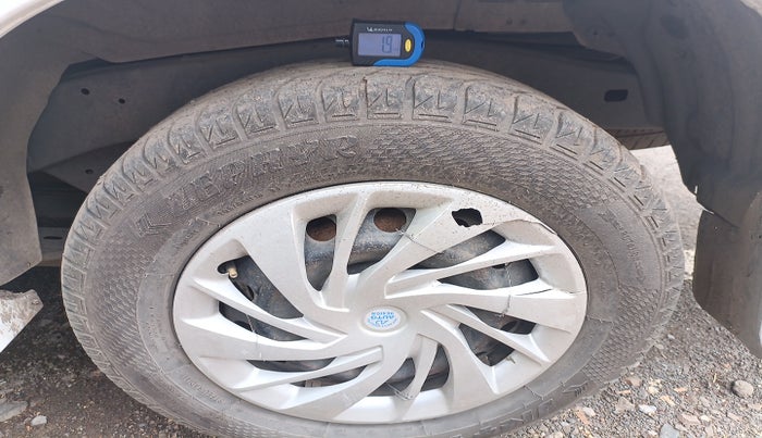 2013 Toyota Innova 2.5 GX 7 STR, Diesel, Manual, 1,18,196 km, tyre