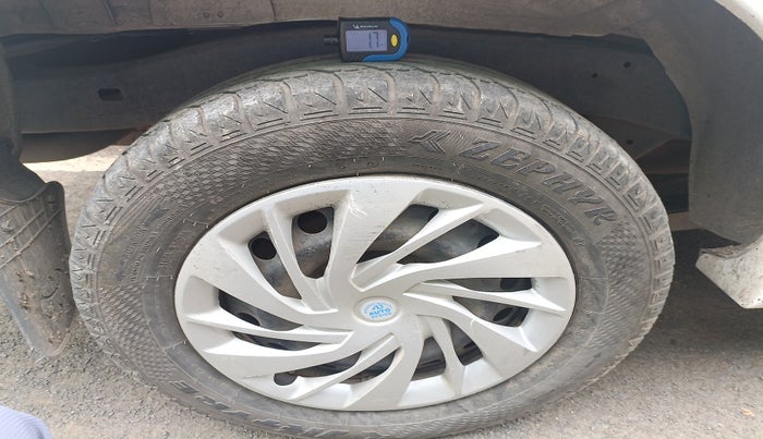 2013 Toyota Innova 2.5 GX 7 STR, Diesel, Manual, 1,18,196 km, tyre