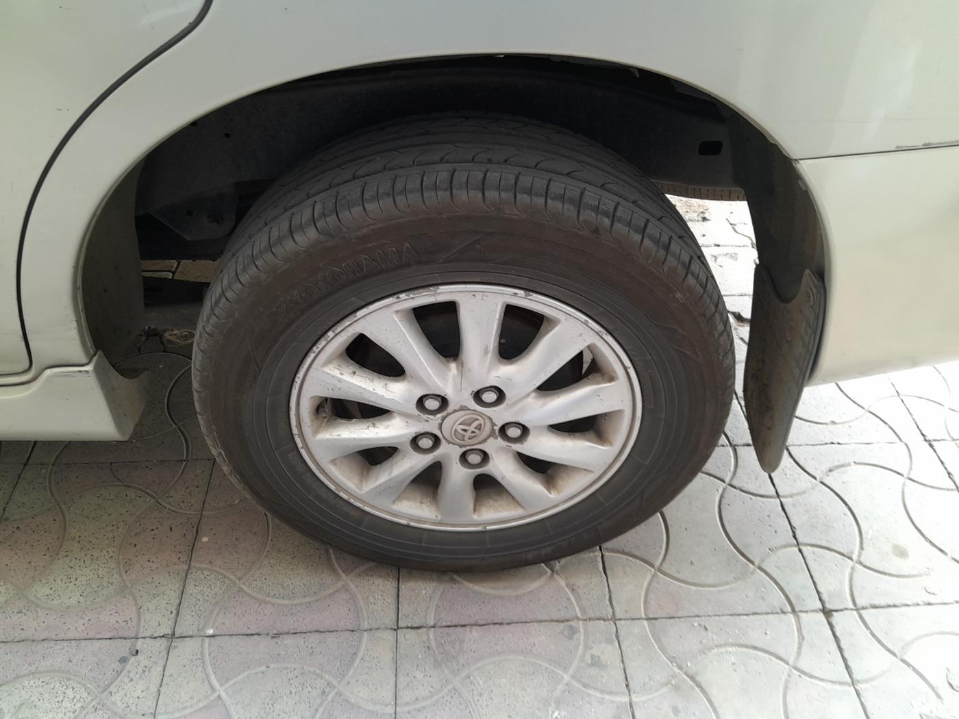 2013 Toyota Innova 2.5 VX 8 STR, Diesel, Manual, 1,44,910 km, tyre
