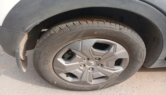 2024 Mahindra XUV 3XO MX3 Pro 1.2 L TCMPFi, Petrol, Manual, 13,868 km, tyre