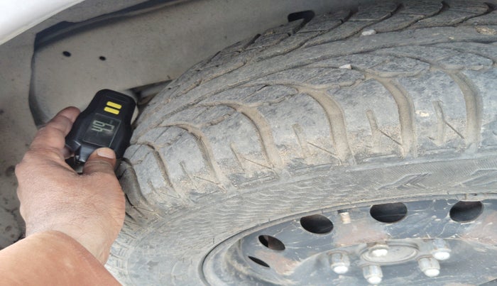 2014 Toyota Innova 2.5 GX 8 STR, Diesel, Manual, 1,88,053 km, tyre