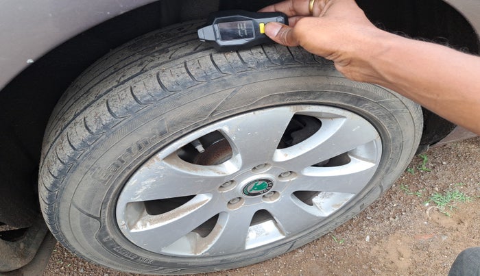 2012 Skoda Superb ELEGANCE 2.0 TDI CR AT, Diesel, Automatic, 1,71,221 km, tyre