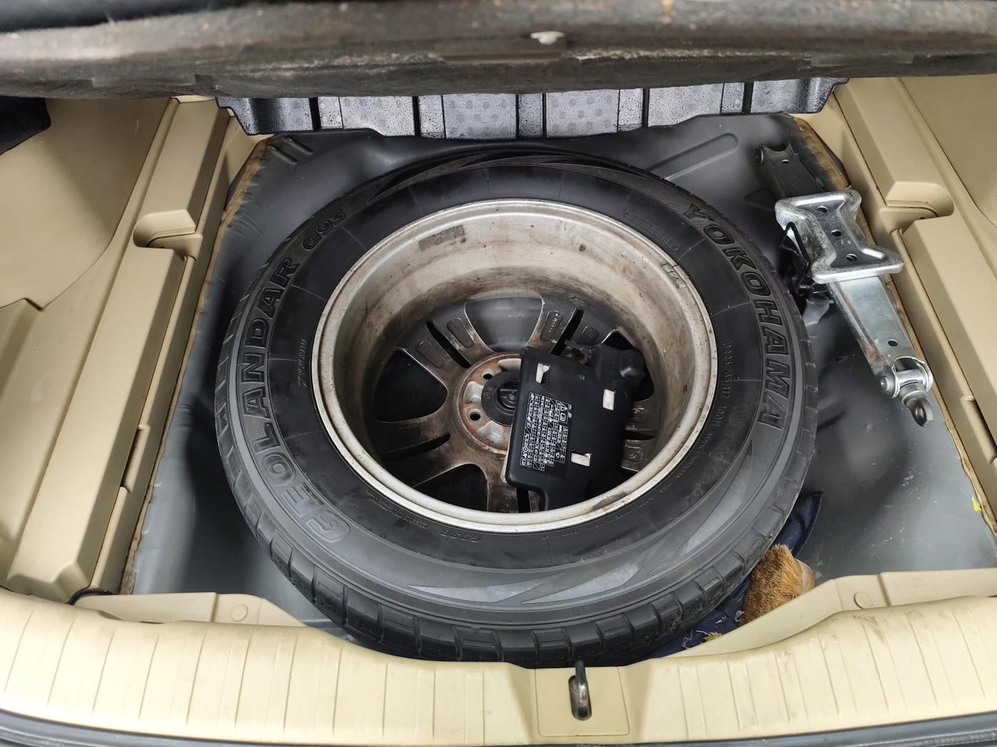 2011 Honda CRV 2.4L 2WD AT, Petrol, Automatic, 1,75,080 km, tyre
