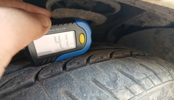 2010 Ford Figo ZXI 1.4 DIESEL, Diesel, Manual, 1,22,620 km, tyre