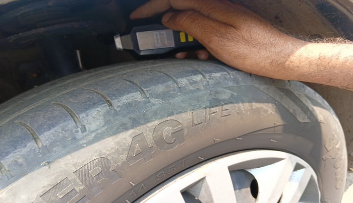 2018 Maruti Dzire VDI, Diesel, Manual, 1,02,132 km, tyre