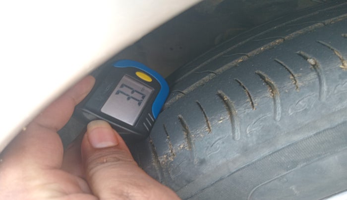 2010 Hyundai Verna VGT CRDI SX 1.5, Diesel, Manual, 2,00,579 km, tyre