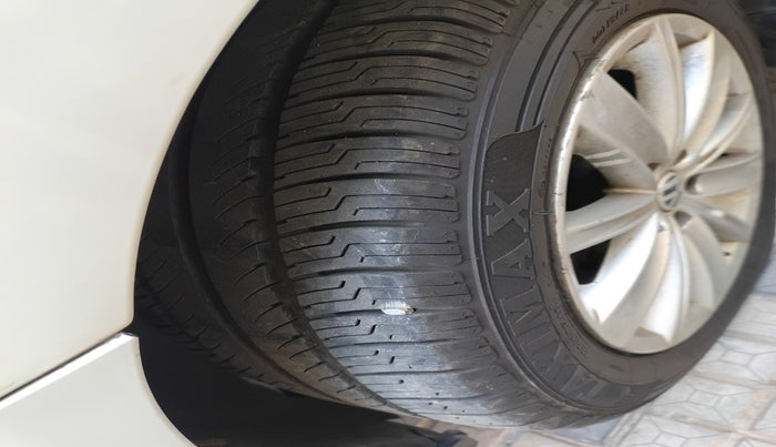 2016 Volkswagen Vento HIGHLINE 1.6 MPI, Petrol, Manual, 1,00,399 km, tyre