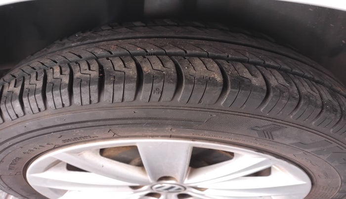 2016 Volkswagen Vento HIGHLINE 1.6 MPI, Petrol, Manual, 1,00,399 km, tyre