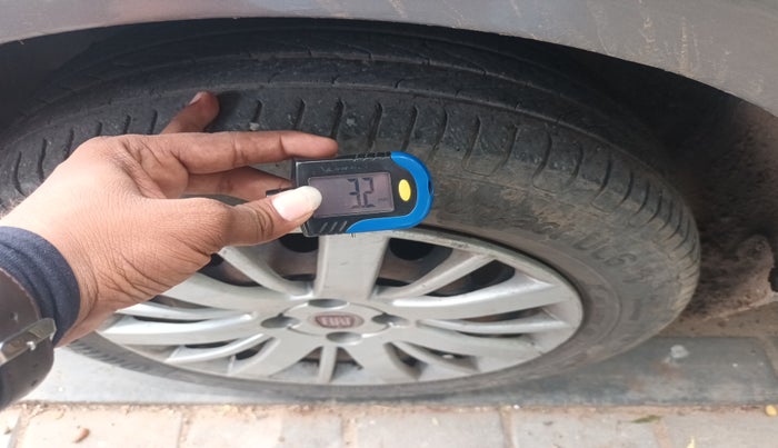 2010 Fiat Linea DYNAMIC 1.3, Diesel, Manual, 1,23,457 km, tyre