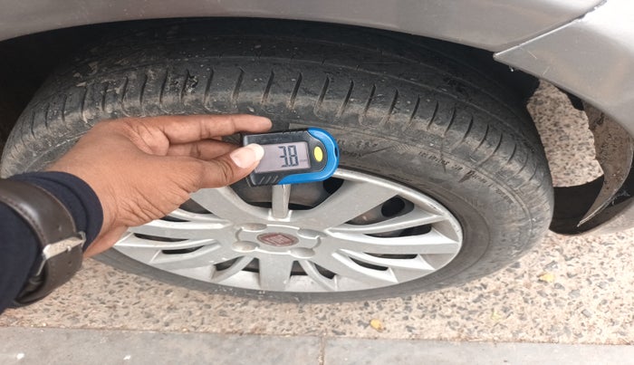 2010 Fiat Linea DYNAMIC 1.3, Diesel, Manual, 1,23,457 km, tyre