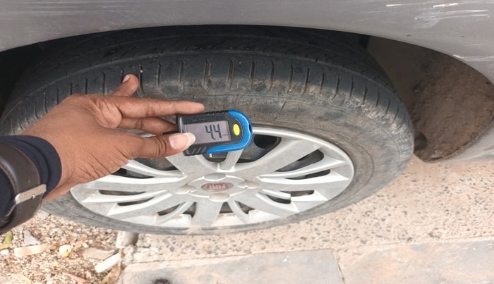 2010 Fiat Linea DYNAMIC 1.3, Diesel, Manual, 1,23,457 km, tyre