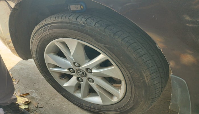 2017 Toyota Innova Crysta 2.4 ZX 7 STR, Diesel, Manual, 1,47,917 km, tyre