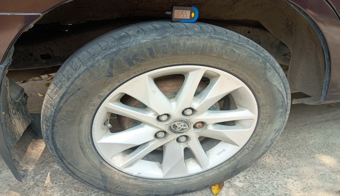 2017 Toyota Innova Crysta 2.4 ZX 7 STR, Diesel, Manual, 1,47,917 km, tyre