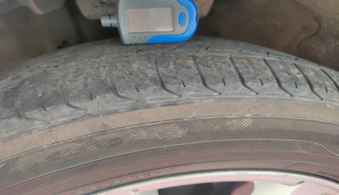 2014 Chevrolet Cruze LTZ AT, Diesel, Automatic, 1,66,227 km, tyre