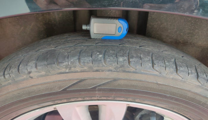 2014 Chevrolet Cruze LTZ AT, Diesel, Automatic, 1,66,227 km, tyre