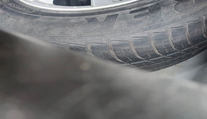 2014 Chevrolet Cruze LTZ AT, Diesel, Automatic, 1,66,227 km, tyre