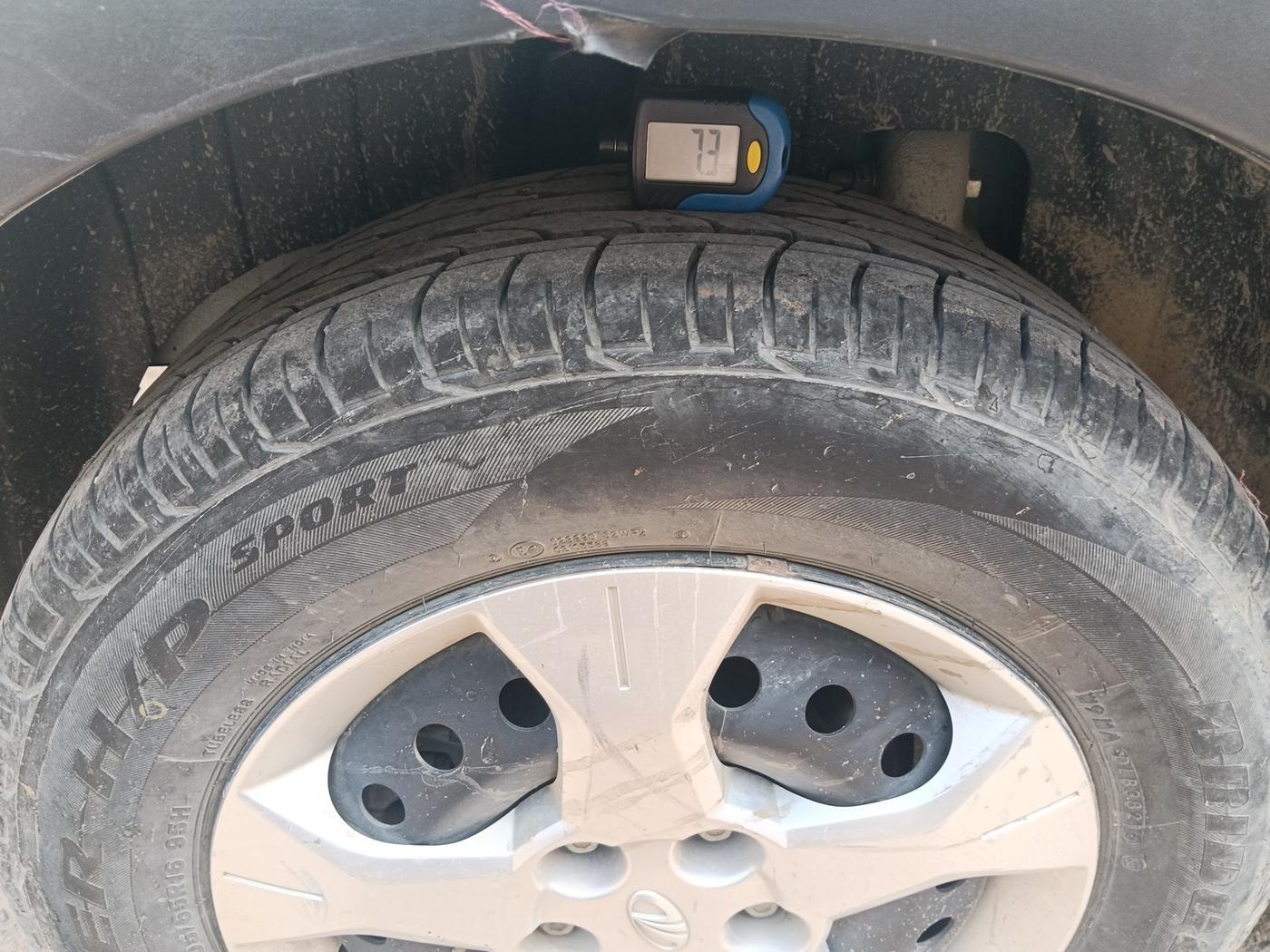 2021 Mahindra XUV300 W6 1.2 PETROL AMT, Petrol, Automatic, 36,333 km, tyre