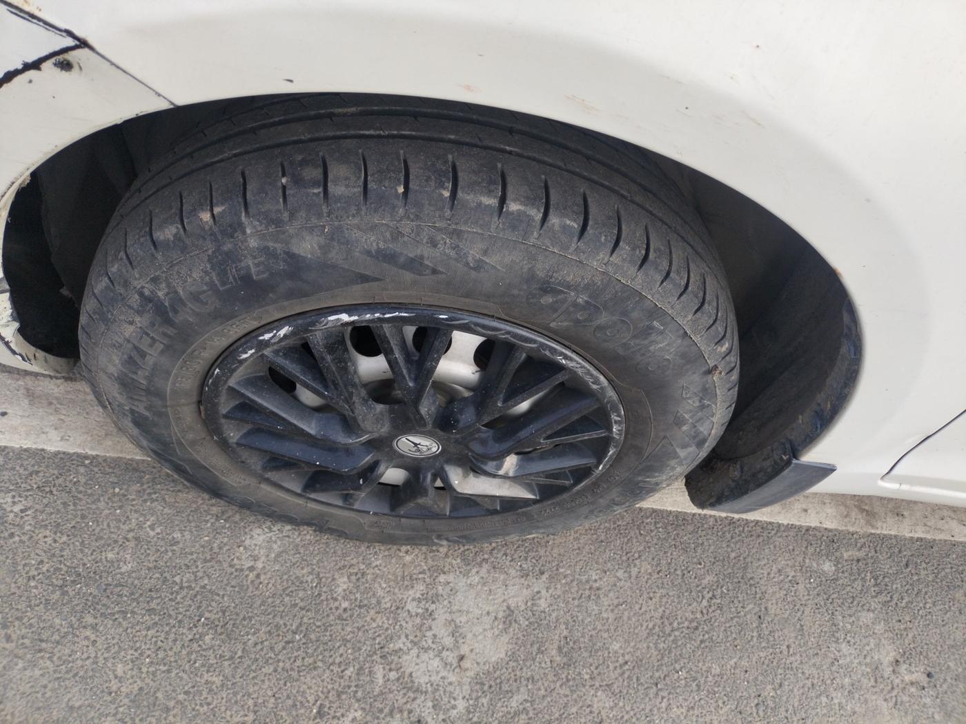 2017 Maruti Swift LXI, Petrol, Manual, 1,44,965 km, tyre
