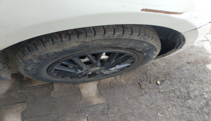 2017 Maruti Swift LXI, Petrol, Manual, 1,44,965 km, tyre