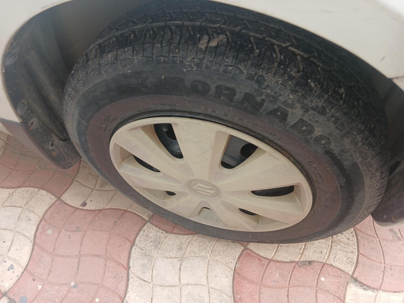 2011 Maruti Swift VXI, Petrol, Manual, 1,50,944 km, tyre