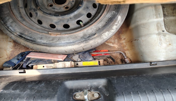 2011 Hyundai Verna FLUIDIC 1.6 VTVT EX, Petrol, Manual, 2,95,900 km, tyre