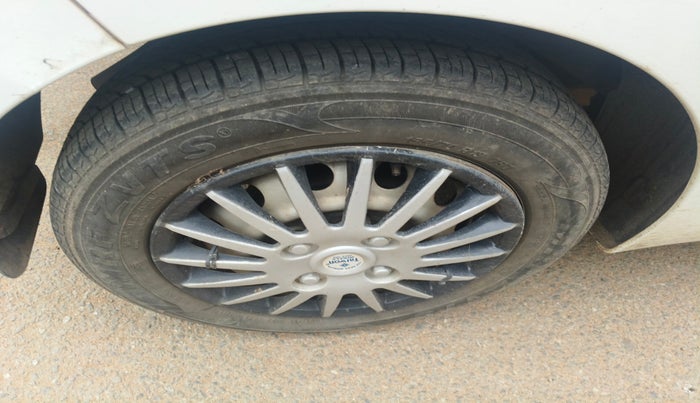 2017 Hyundai Eon ERA +, Petrol, Manual, 43,285 km, tyre