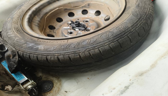 2017 Hyundai Eon ERA +, Petrol, Manual, 43,285 km, tyre