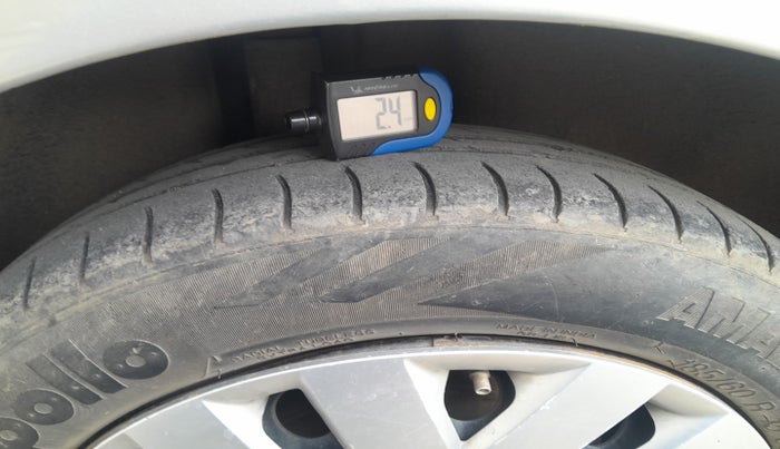 2013 Volkswagen Vento COMFORTLINE DIESEL 1.6, Diesel, Manual, 1,80,160 km, tyre