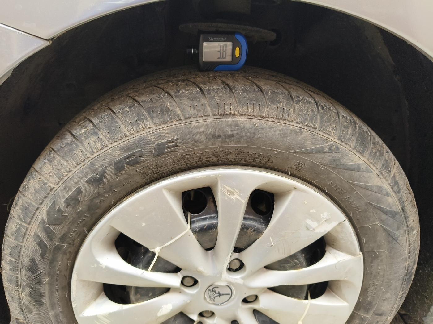 2016 Maruti Baleno DELTA DIESEL 1.3, Diesel, Manual, 1,21,316 km, tyre