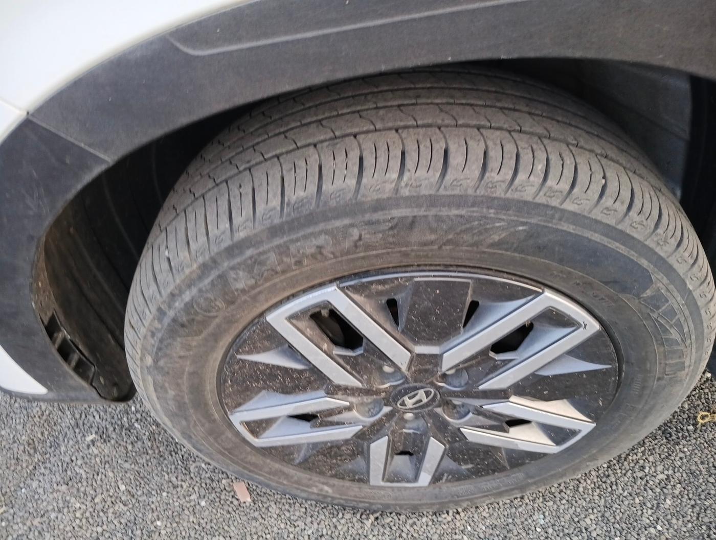 2021 Hyundai VENUE S+ 1.2, Petrol, Manual, 43,744 km, tyre