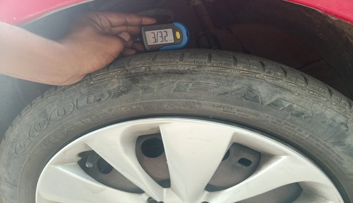 2015 Volkswagen Polo COMFORTLINE 1.2L, Petrol, Manual, 67,941 km, tyre