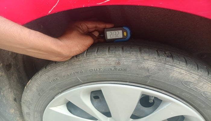 2015 Volkswagen Polo COMFORTLINE 1.2L, Petrol, Manual, 67,941 km, tyre