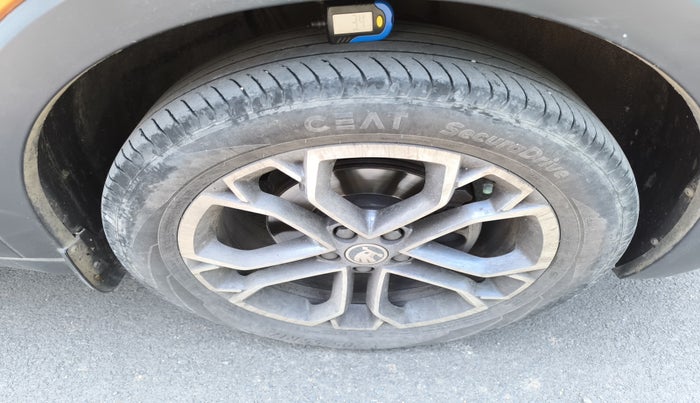 2023 Skoda KUSHAQ STYLE 1.0L TSI AT, Petrol, Automatic, 33,374 km, tyre