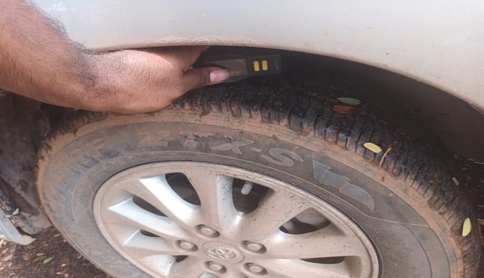 2013 Toyota Innova 2.5 VX 7 STR, Diesel, Manual, 2,86,782 km, tyre