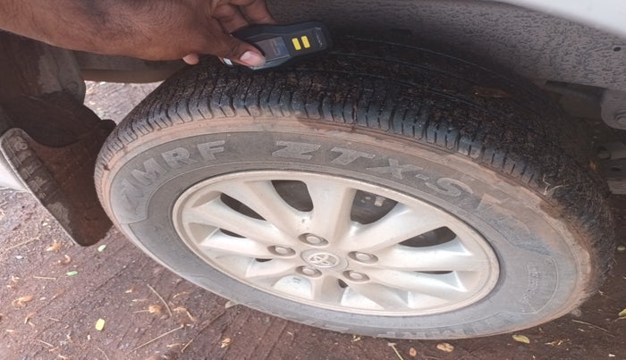 2013 Toyota Innova 2.5 VX 7 STR, Diesel, Manual, 2,86,782 km, tyre