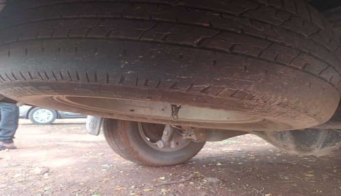 2013 Toyota Innova 2.5 VX 7 STR, Diesel, Manual, 2,86,782 km, tyre