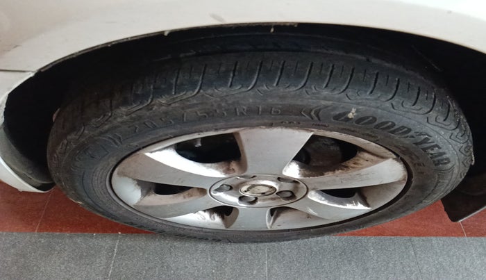 2010 Skoda Laura ELEGANCE 2.0 TDI CR MT, Diesel, Manual, 2,80,000 km, tyre