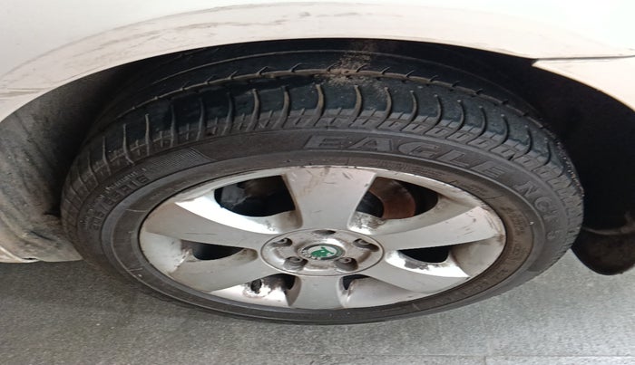 2010 Skoda Laura ELEGANCE 2.0 TDI CR MT, Diesel, Manual, 2,80,000 km, tyre