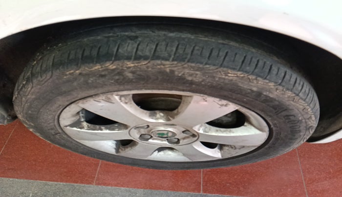 2010 Skoda Laura ELEGANCE 2.0 TDI CR MT, Diesel, Manual, 2,80,000 km, tyre