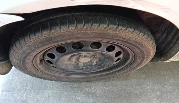 2010 Skoda Laura ELEGANCE 2.0 TDI CR MT, Diesel, Manual, 2,80,000 km, tyre