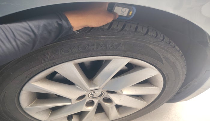 2016 Skoda Superb L&K 1.8 TSI AT, Petrol, Automatic, 2,06,000 km, tyre