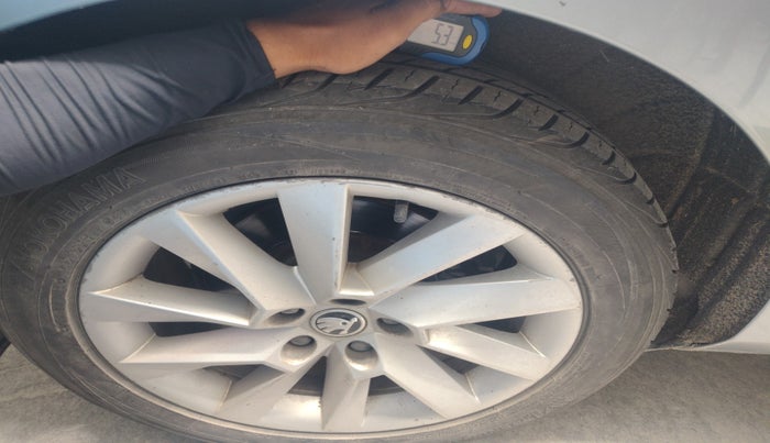 2016 Skoda Superb L&K 1.8 TSI AT, Petrol, Automatic, 2,06,000 km, tyre