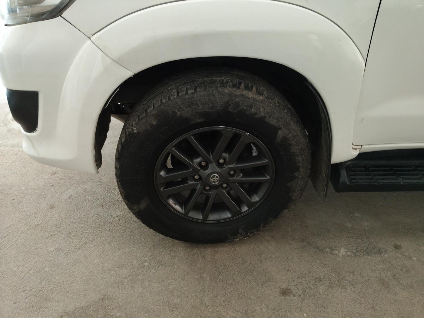 2013 Toyota Fortuner 3.0 4X2 AT, Diesel, Automatic, 2,66,858 km, tyre