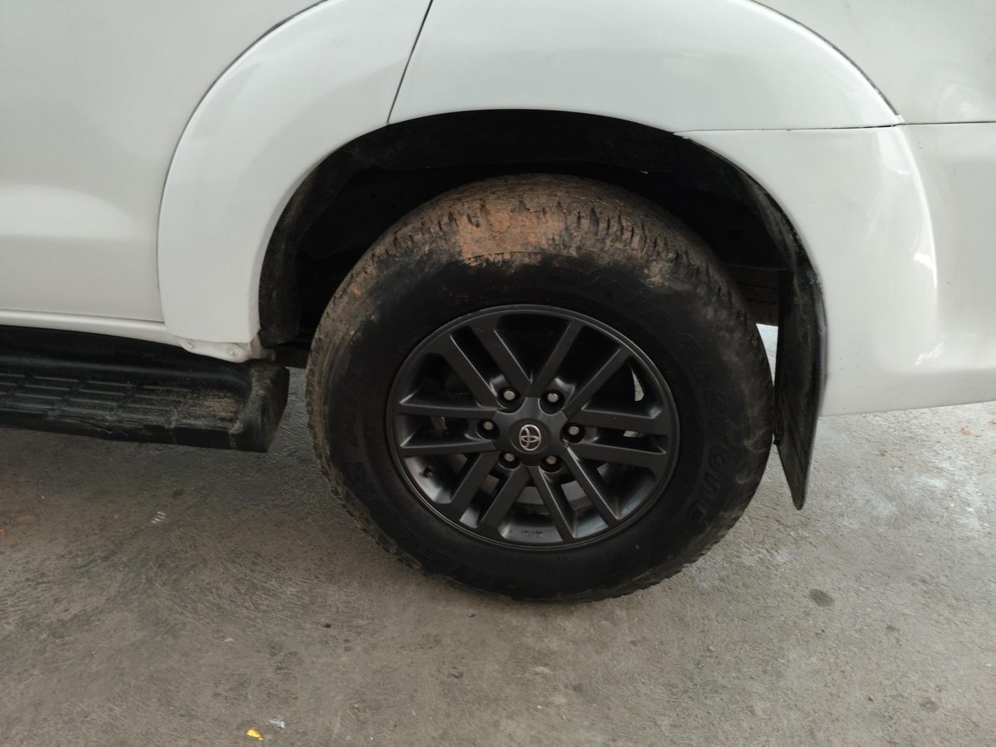 2013 Toyota Fortuner 3.0 4X2 AT, Diesel, Automatic, 2,66,858 km, tyre