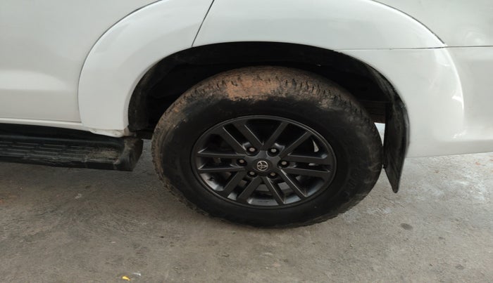 2013 Toyota Fortuner 3.0 4X2 AT, Diesel, Automatic, 2,66,858 km, tyre