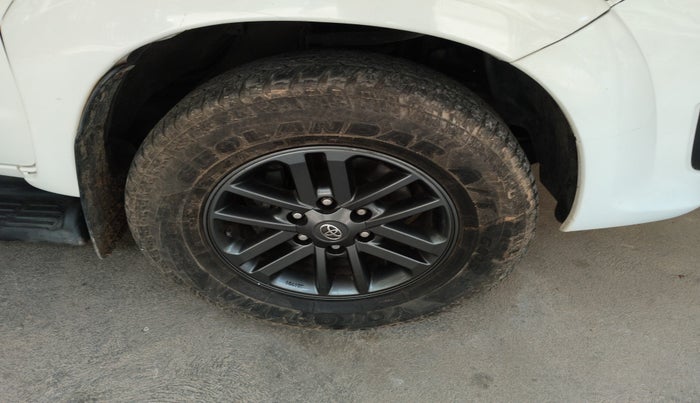 2013 Toyota Fortuner 3.0 4X2 AT, Diesel, Automatic, 2,66,858 km, tyre